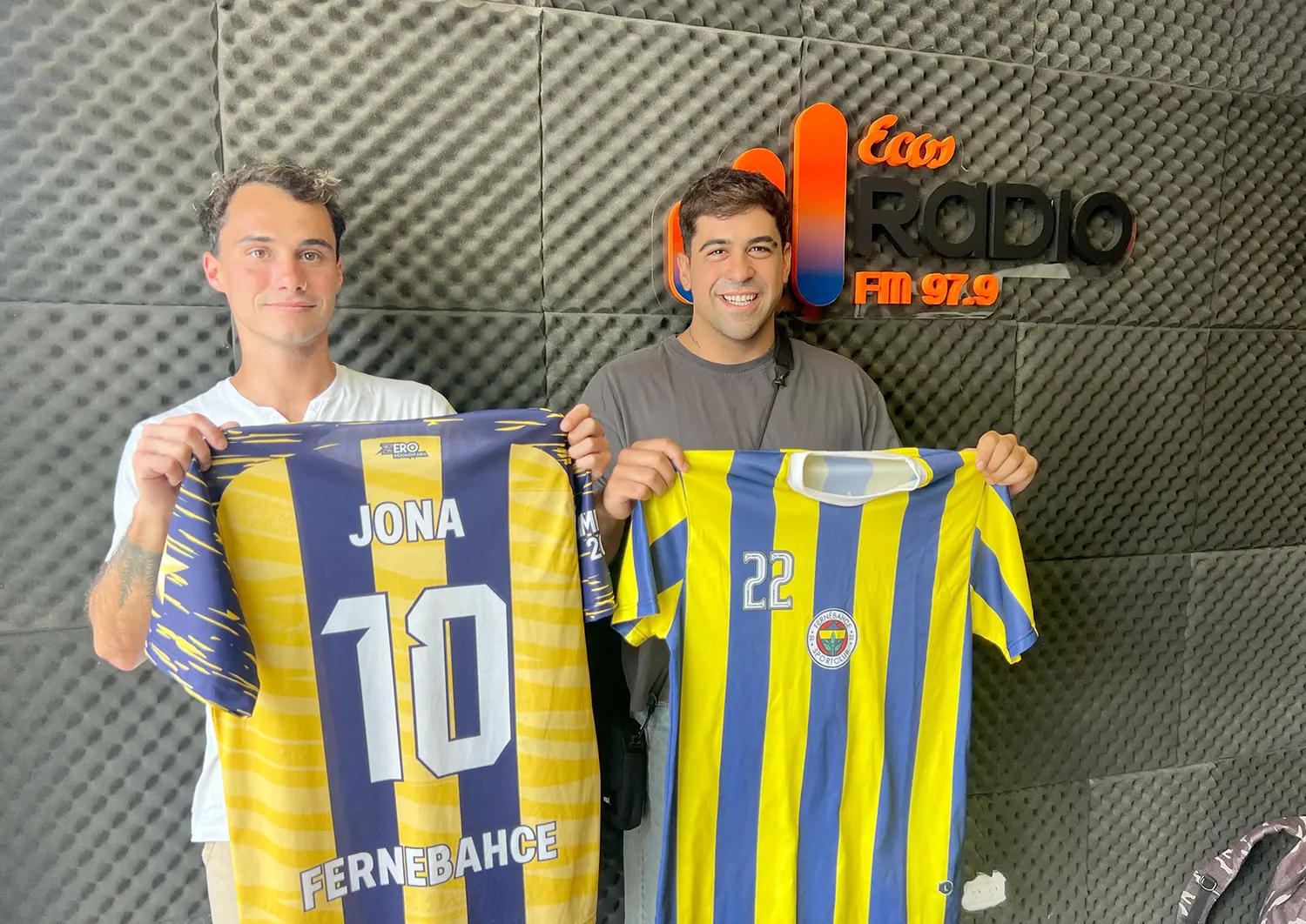 Exponentes de Fernebahce. Jona Eden y Juan Moreno (DT)
