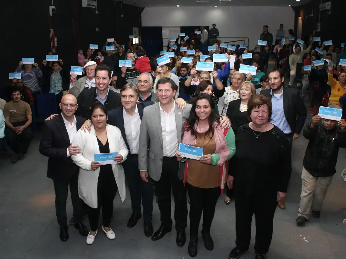 Arroyito: Llaryora entregó  60 créditos “Vida Digna” y  aportes para obra de desagües   