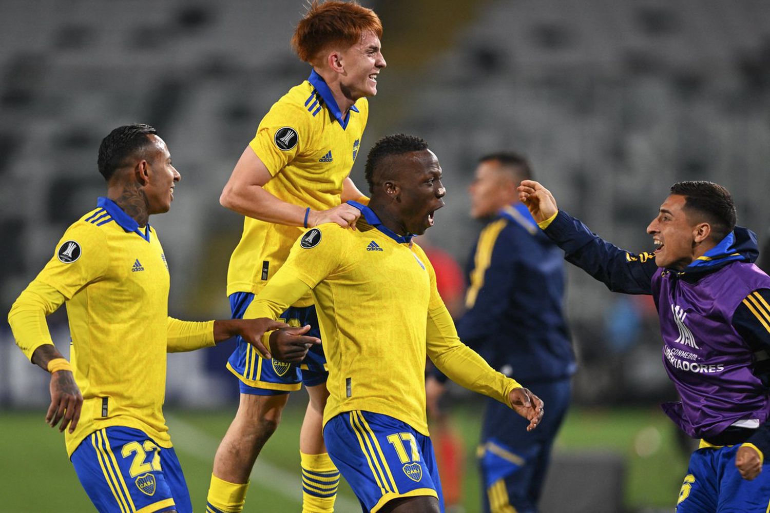 Boca superó a Colo Colo con una sólida actuación