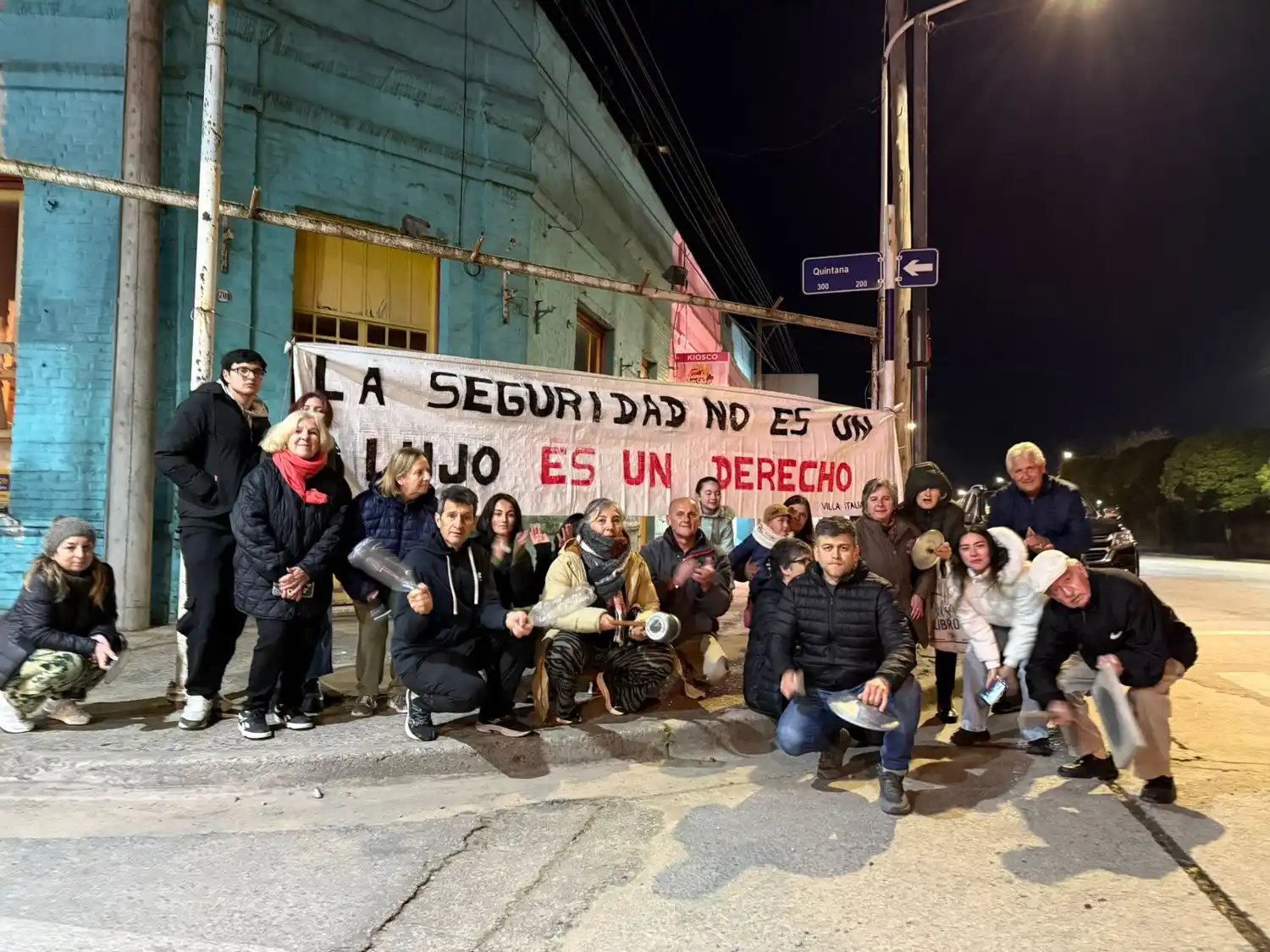 Vecinos y vecinas de Villa Italia hicieron un cacerolazo para pedir por seguridad.