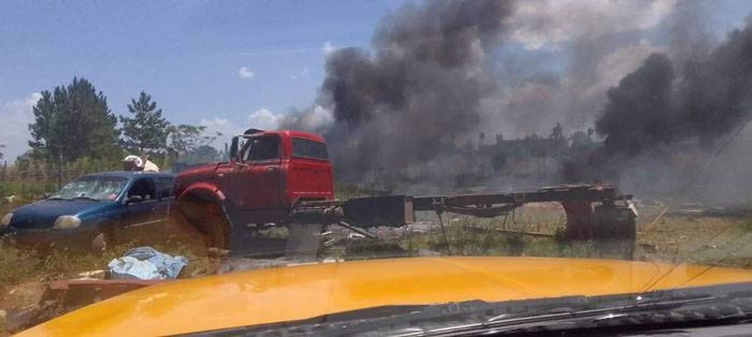 Los Bomberos Voluntarios  con ardua tarea