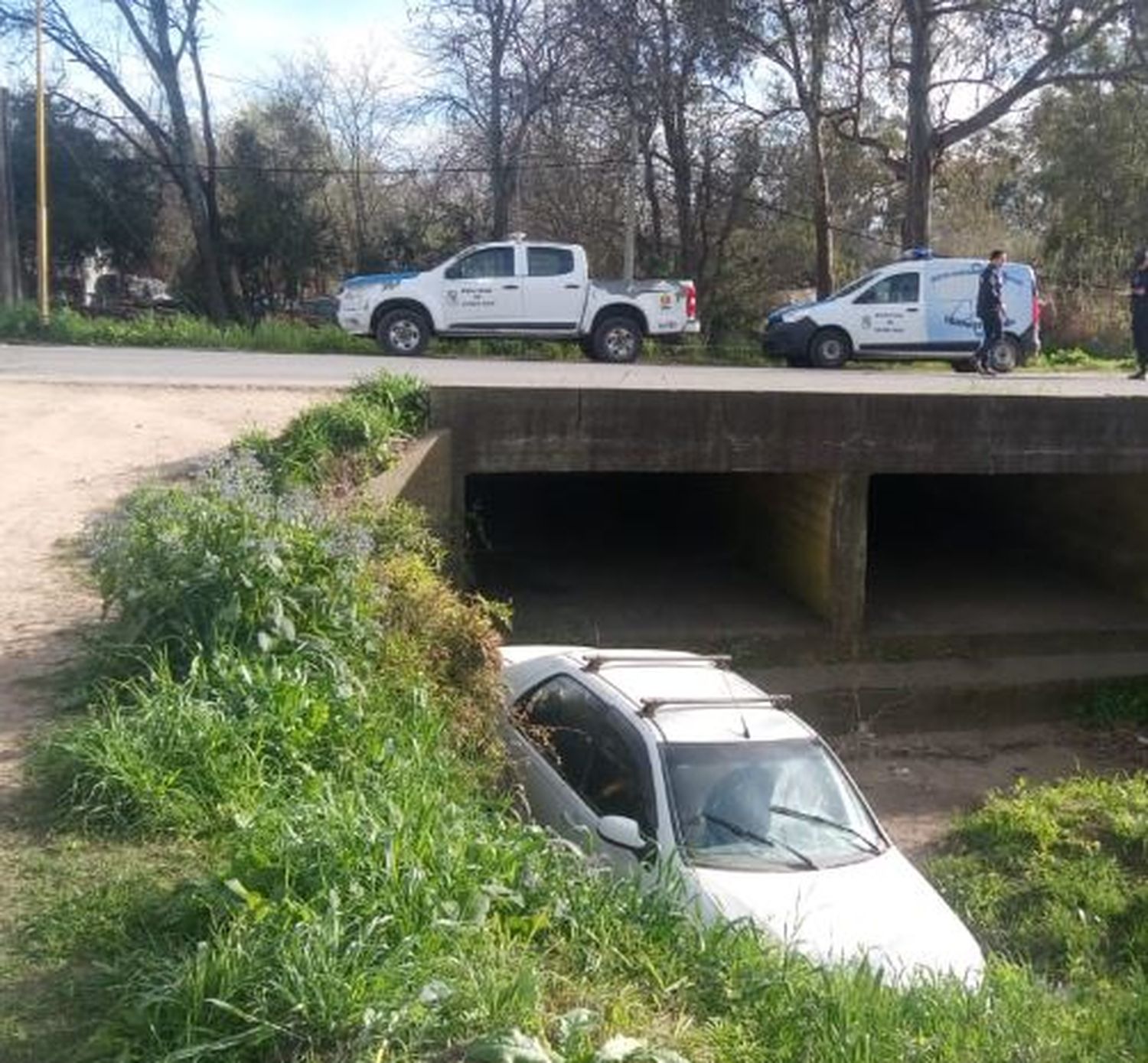 Una mujer cayó a un zanjón con su auto luego de que la impactara un tractor