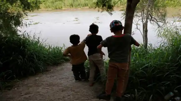 Padres se los entregan a los coyotes: 100 niños venezolanos sufren abuso y abandono para cruzar la frontera a EE.UU.