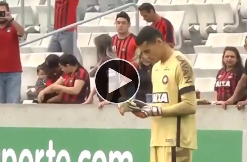 Como en casa: el arquero del Atlético Paranaense miró su celular en pleno partido
