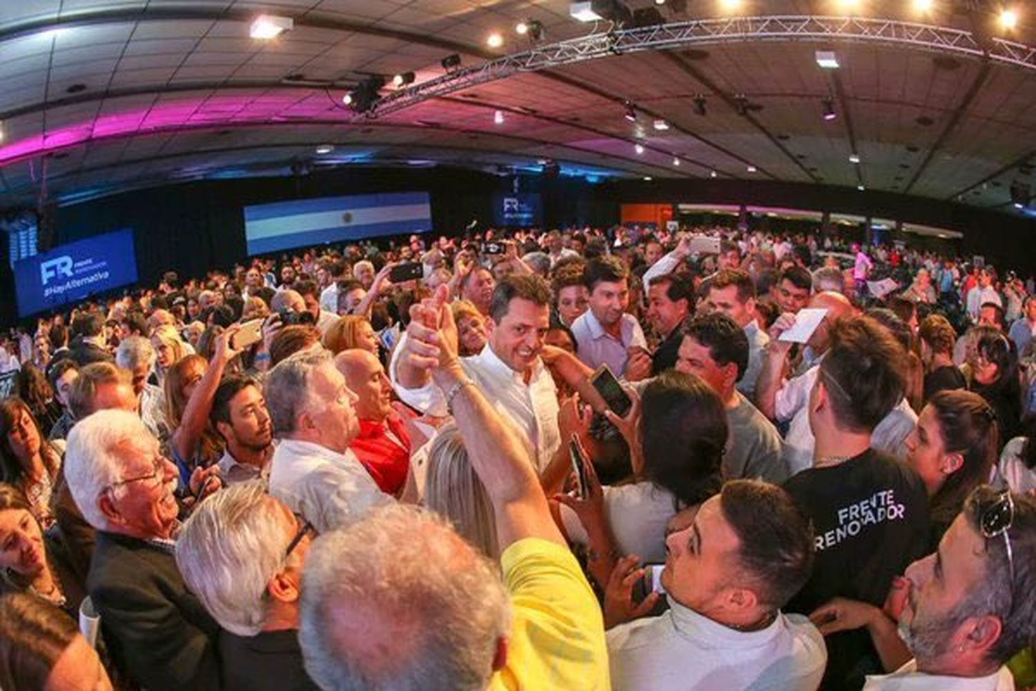 Massa presentó en San Martín el informe "El fracaso de los 3 años del Gobierno" de Macri
