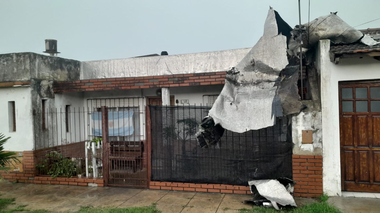 Temporal: se voló la membrana de un techo en Martín Fierro al 400