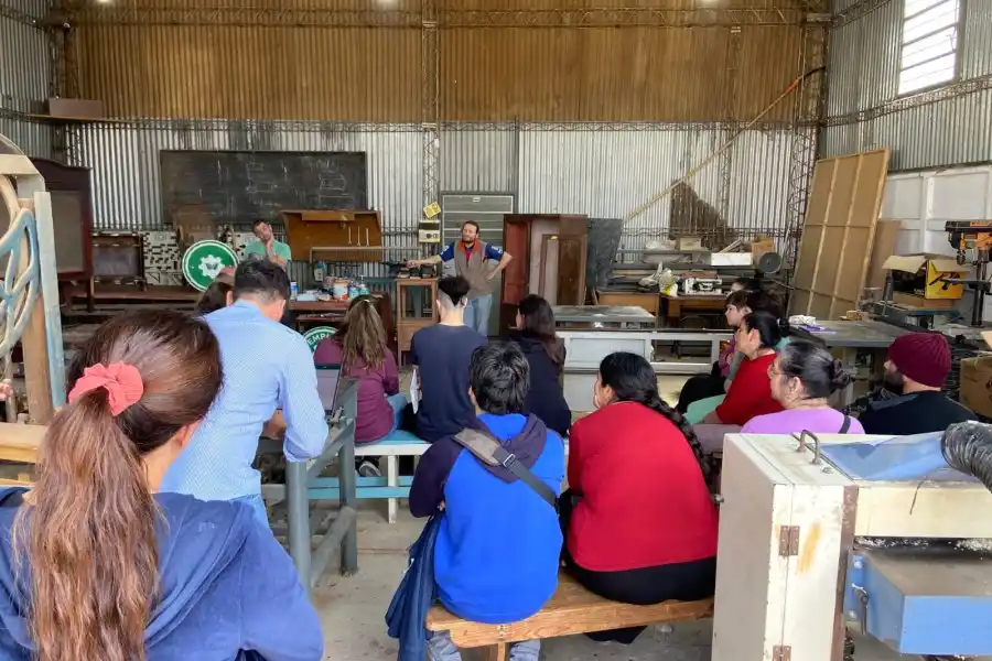 Comenzó un nuevo curso de restauración de muebles