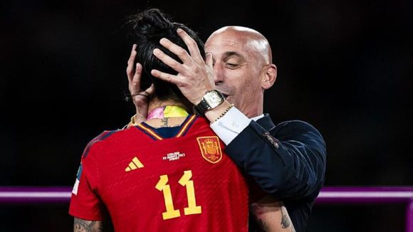 EN ESPAÑA PROPONEN JUZGAR a Luis Rubiales por el beso a Jenni Hermoso