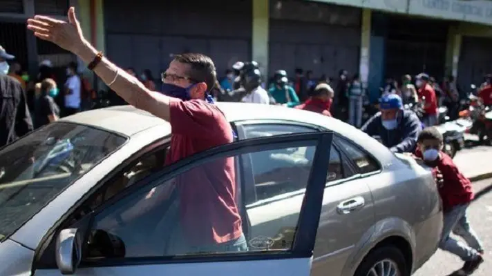ESCASEZ de GASOLINA y falta de pruebas causan baja en cifras de COVID-19