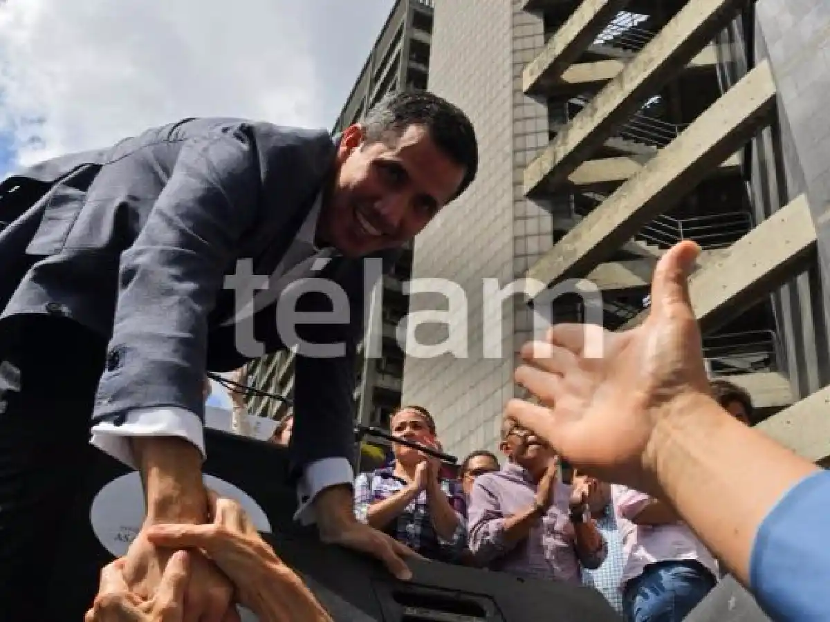 Venezuela: Detuvieron por un rato a Guaidó y el gobierno dijo que fue un hecho “irregular”