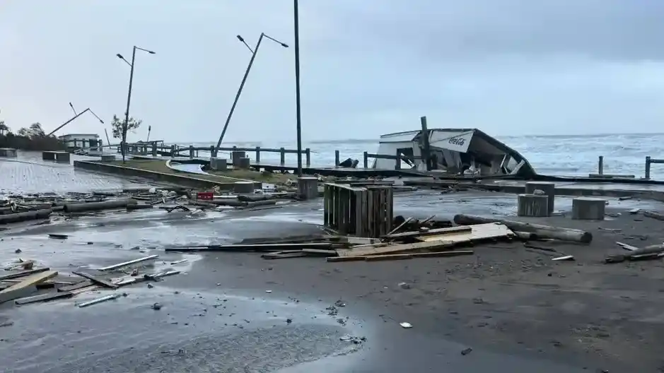 La ciclogénesis dejó destrucción tras su paso por Monte Hermoso. (Foto: Damián Danieli para La Voz del Pueblo)