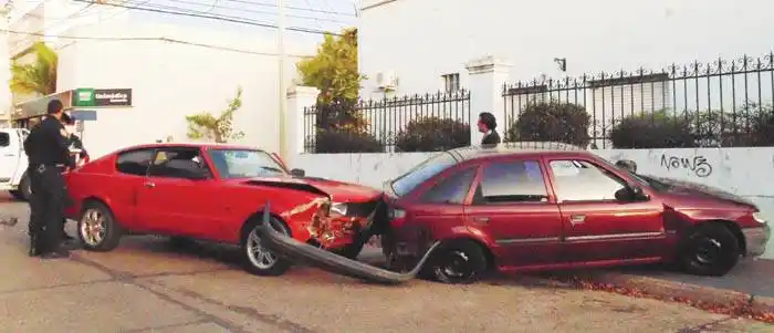 Dos autos chocaron y  terminaron contra una casa