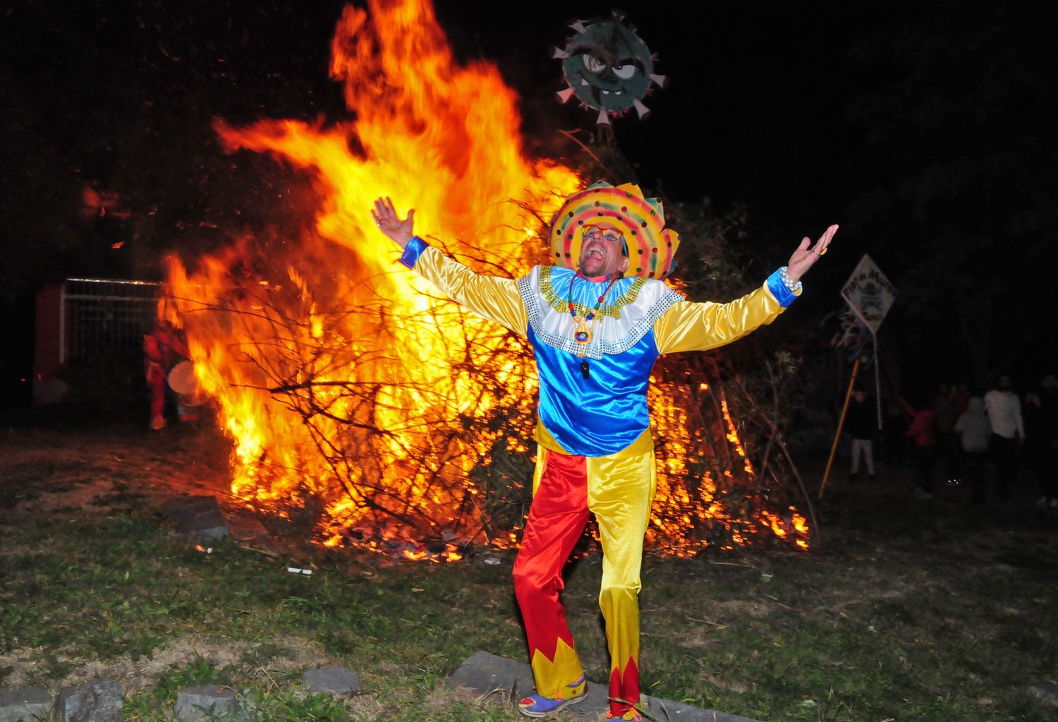 Flor de Murga hace la Fogata de San Juan en homenaje al Padre Raúl