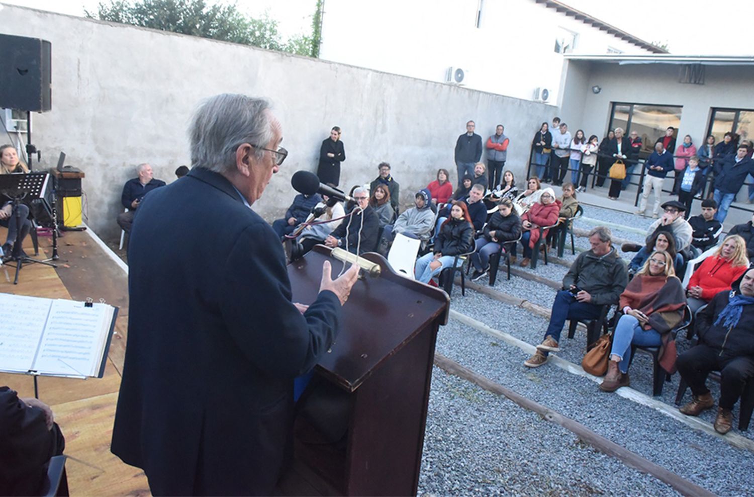 Lunghi inauguró la ampliación del edificio de la escuela del teatro, a días del Bicentenario