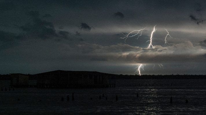 UN RELÁMPAGO acabó con la vida de un pescador en el Lago de Maracaibo