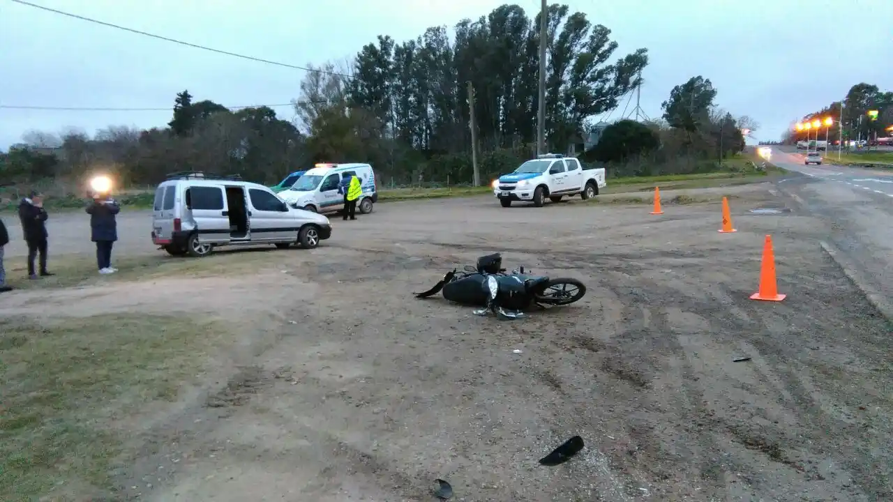 Una camioneta embistió una moto en ruta 12