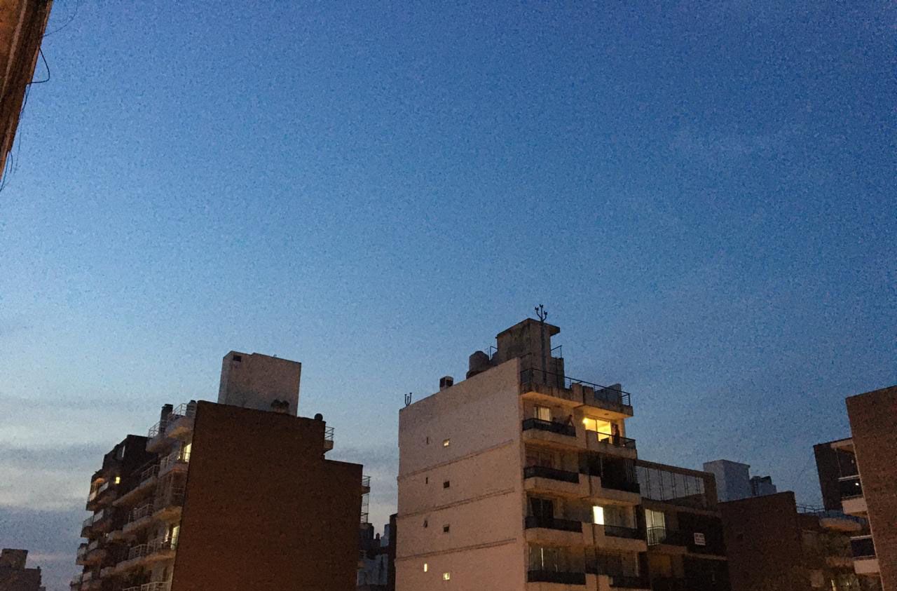 Viernes frío con cielo despejado en Rosario