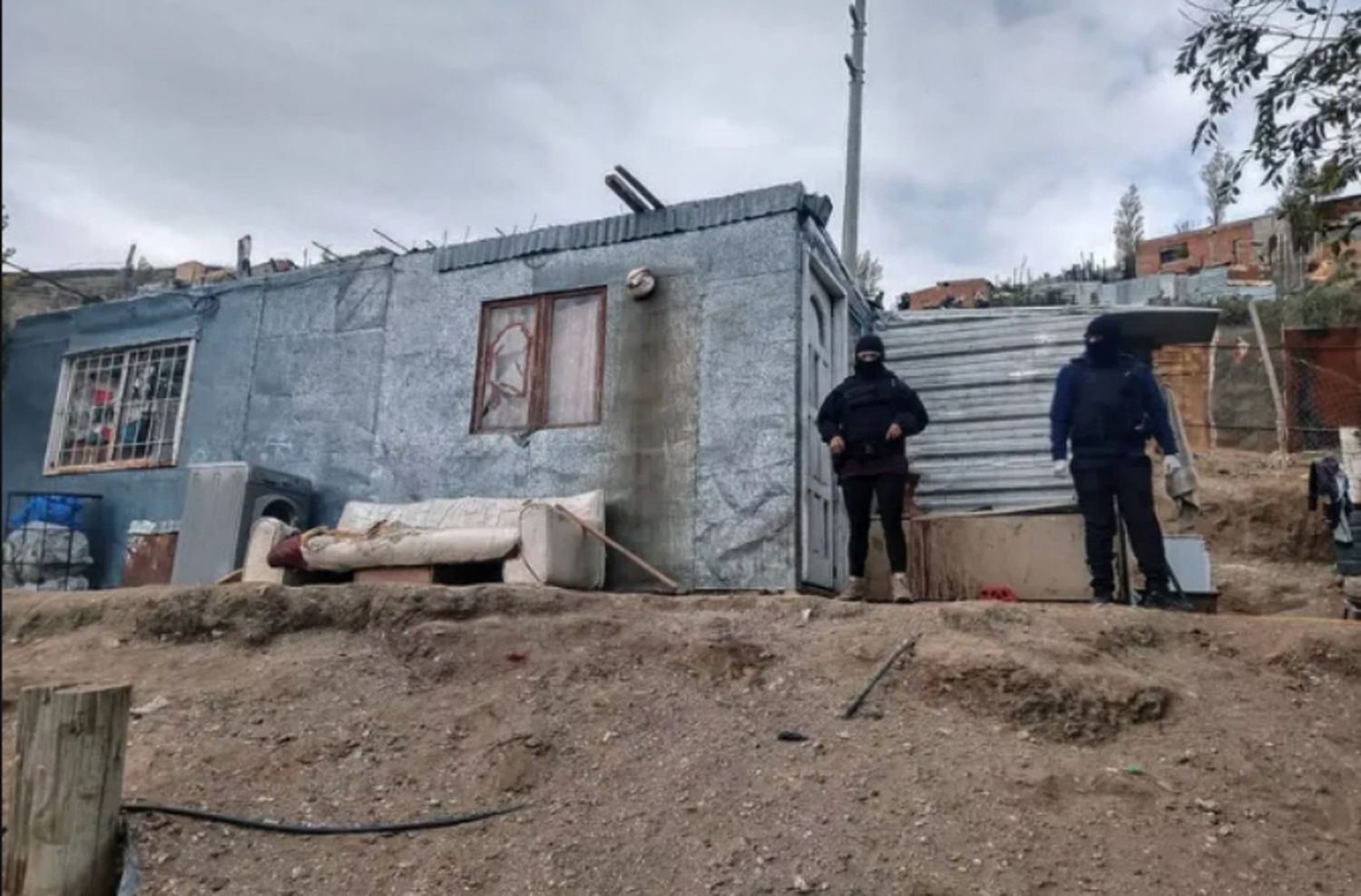 Amenazó de muerte con un arma a dos niños porque jugaban en su vereda