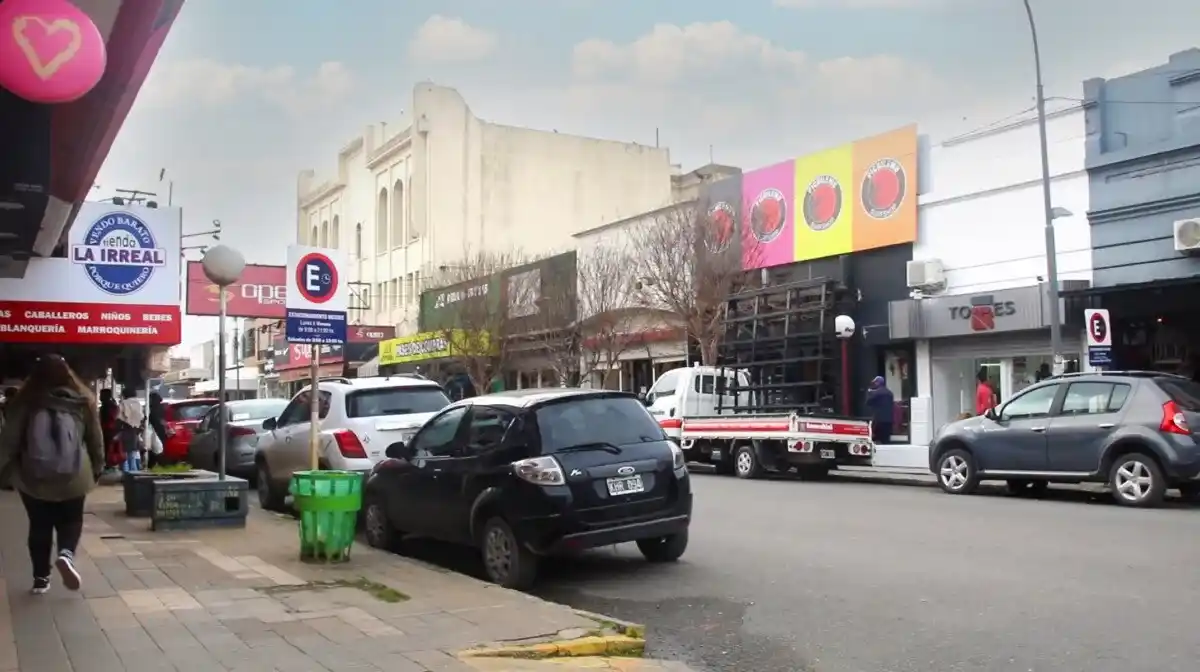 Robó ropa de un local y escapó en moto, pero la Policía lo redujo a las pocas cuadras