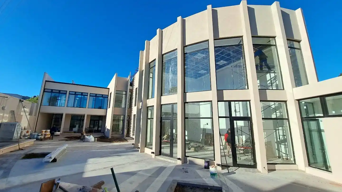 Trabajos. En el edificio de la Universidad de Lobería