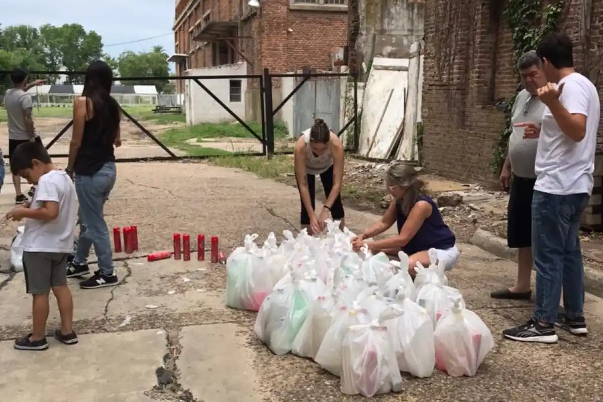 El Municipio entrega módulos de alimentos y kits de limpieza a los afectados por la creciente del río