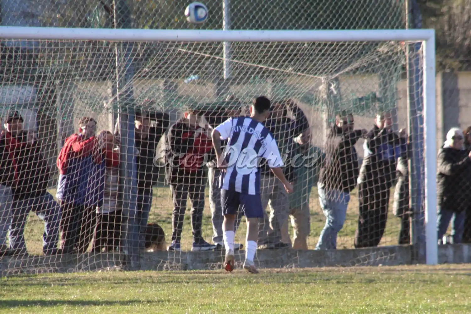 La pelota dio en el travesaño y salió