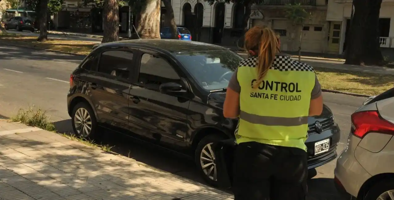 Terminó detenido: un hombre escupió y pateó a inspectoras de Tránsito porque le retuvieron su moto