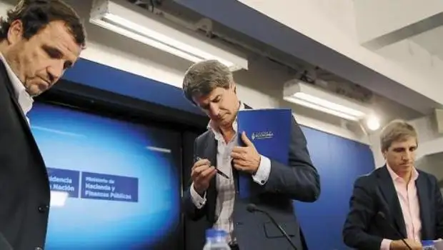 Prat-Gay: "Nos preocupa el aumento desmedido de algunos precios"