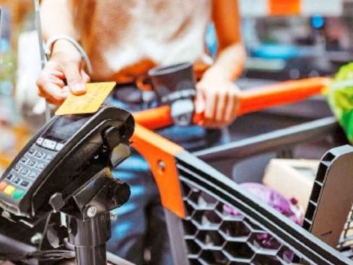 Cada vez más familias pagan alimentos con tarjetas de crédito para llegar a fin de mes