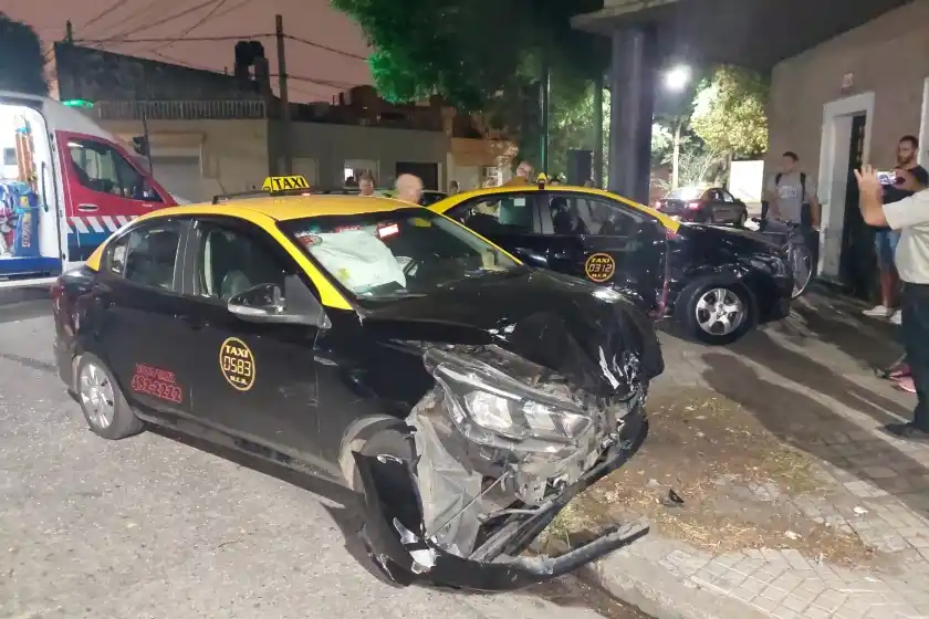 Brusco choque entre dos taxistas en el centro de Rosario