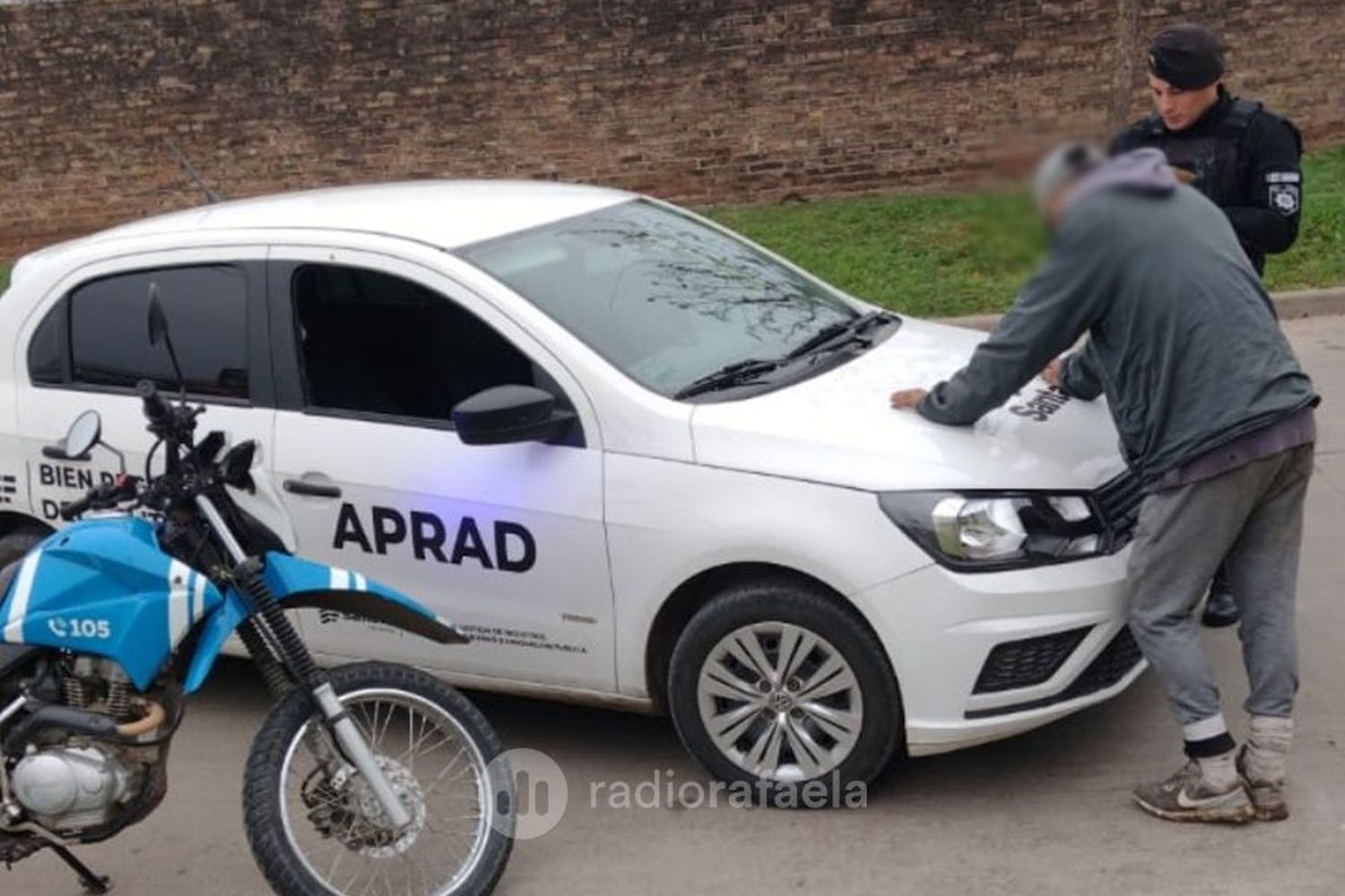 En cuestión de minutos, quiso abrir un auto estacionado y robar una moto de la vereda