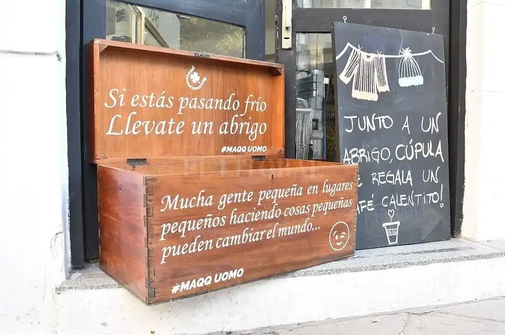 Baúl solidario en Pasaje Bustamante y Salta