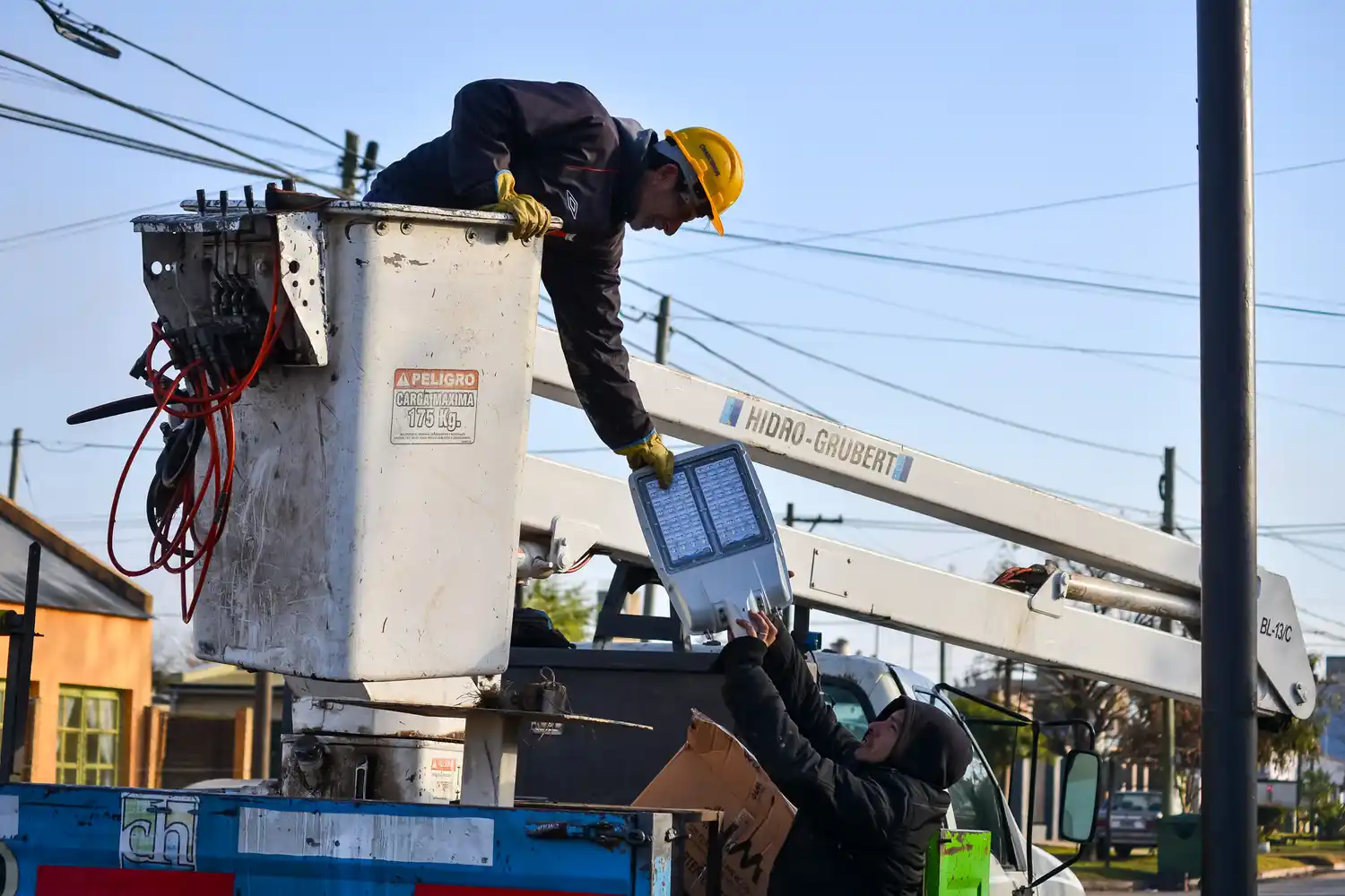 Colocan nueva iluminación led en la calle Bahía Blanca