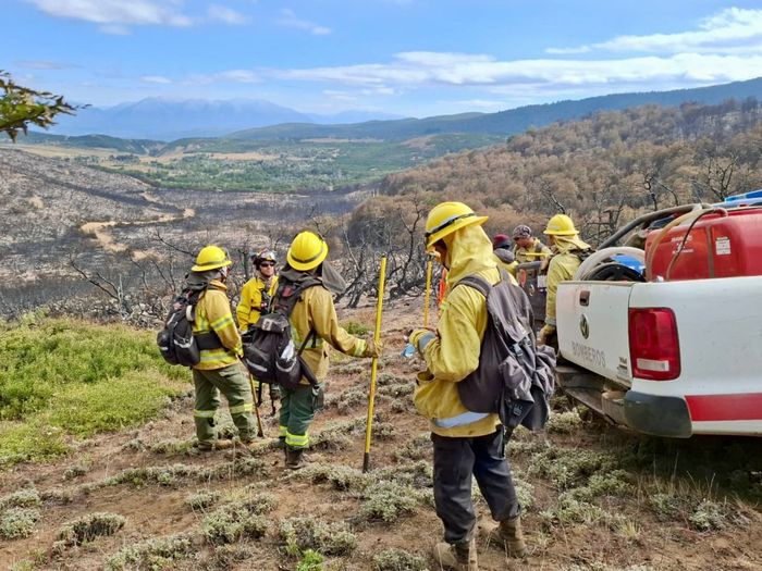 Brigadistas combaten el fuego en el sur del país