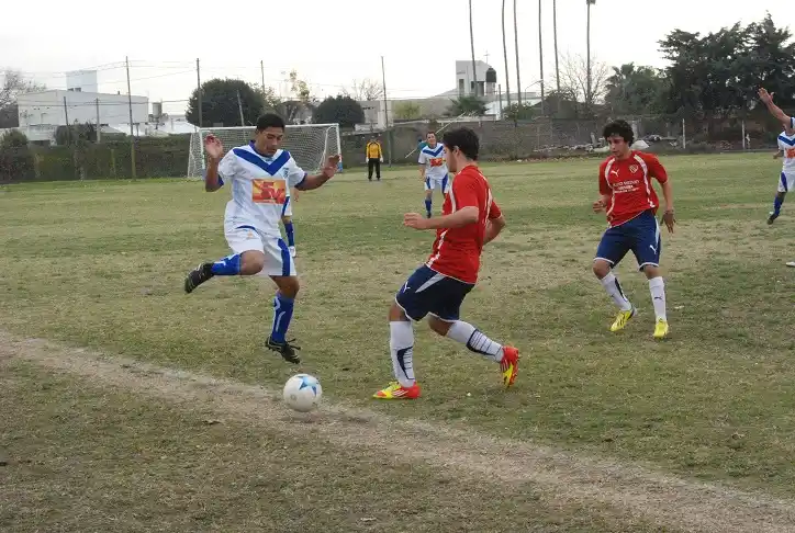 Sportivo Larroque sumó de a tres