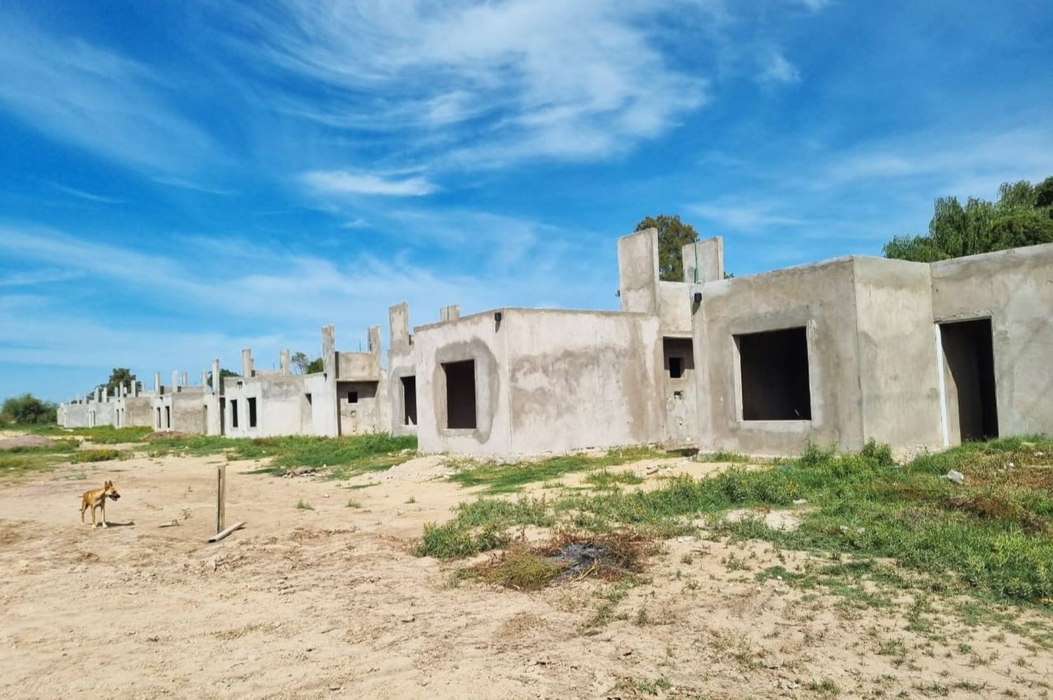 Aprobaron cesión de terrenos a la Municipalidad para las 89 viviendas, en medio del debate por la obra paralizada