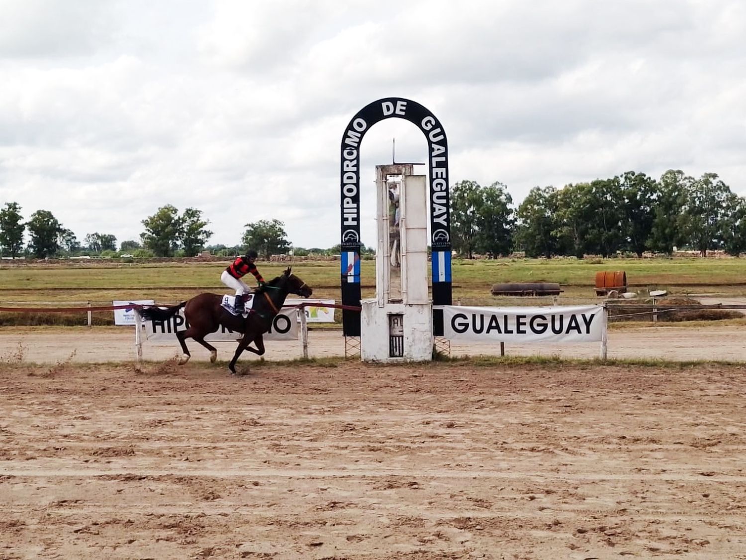 Roberto Villanueva condujo a Radiante Boy, ganador de la quinta carrera.