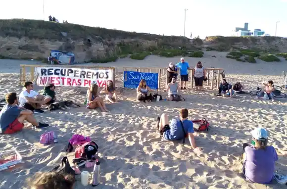 Se manifestaron en contra de "construcciones clandestinas" en las playas del norte