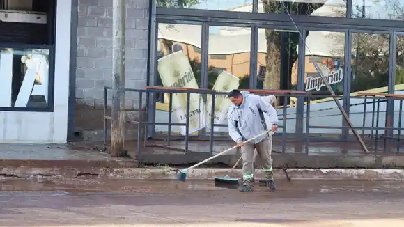 Azcué: “Trabajamos con todos nuestros recursos en el operativo de limpieza de la zona afectada por la inundación”