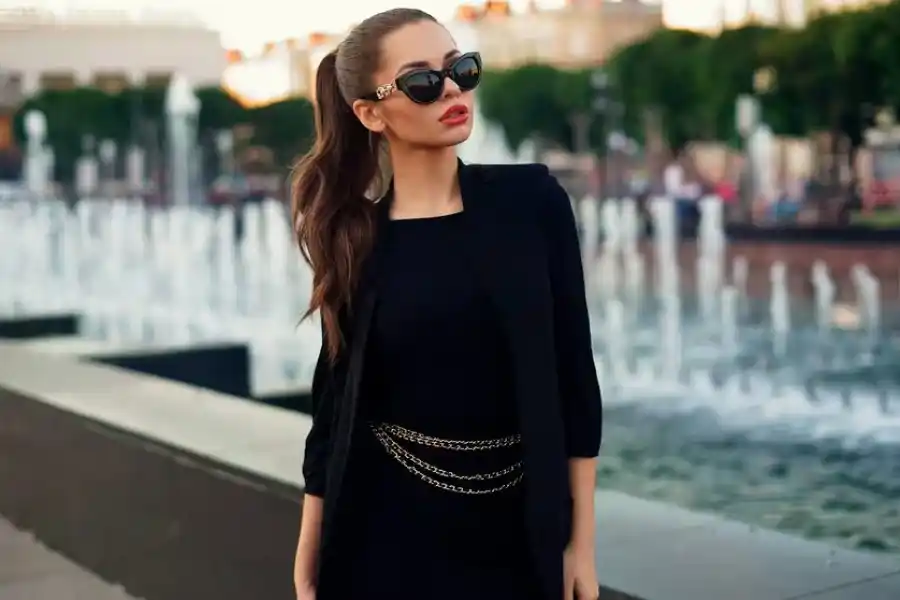 Qué significa que una persona utilice mucha ropa de color negro, según psicólogos