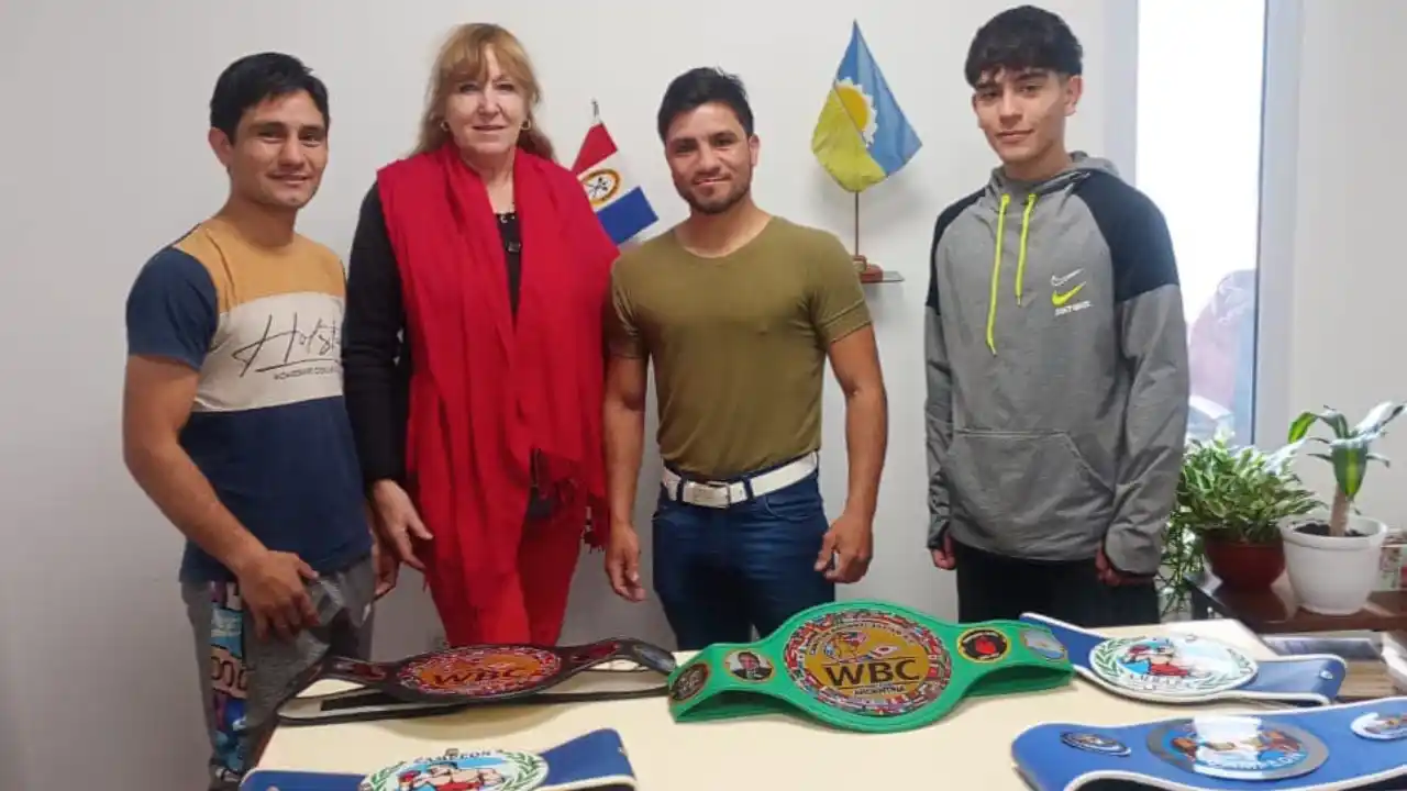 La presidenta comunal junto con los boxeadores.