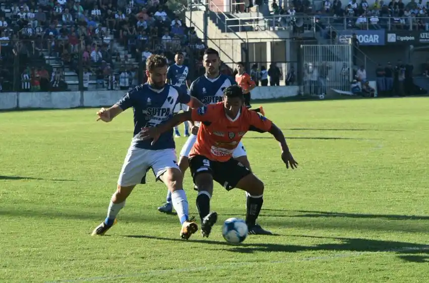 Alvarado lo perdió en un final con mucha polémica