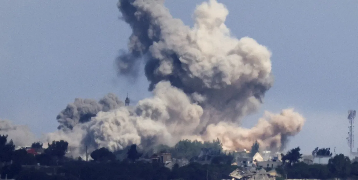 Bombardeo en la zona fronteriza de Líbano, visto desde Jish, Israel. Crédito: Jim Urquhart/Reuters