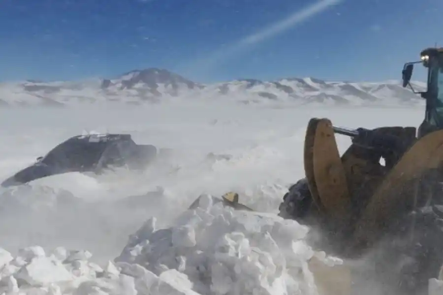Una familia de la región fue rescatada después de quedar varada por la nieve en la Cordillera