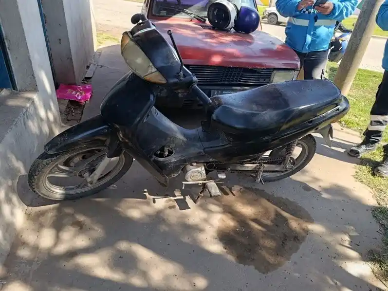La moto en la que viajaban las tres mujeres sufrió daños considerables.