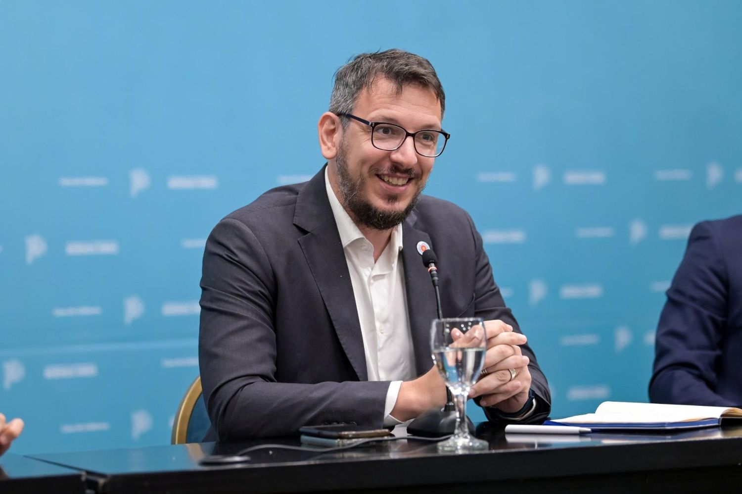 El funcionario brindó una conferencia de prensa