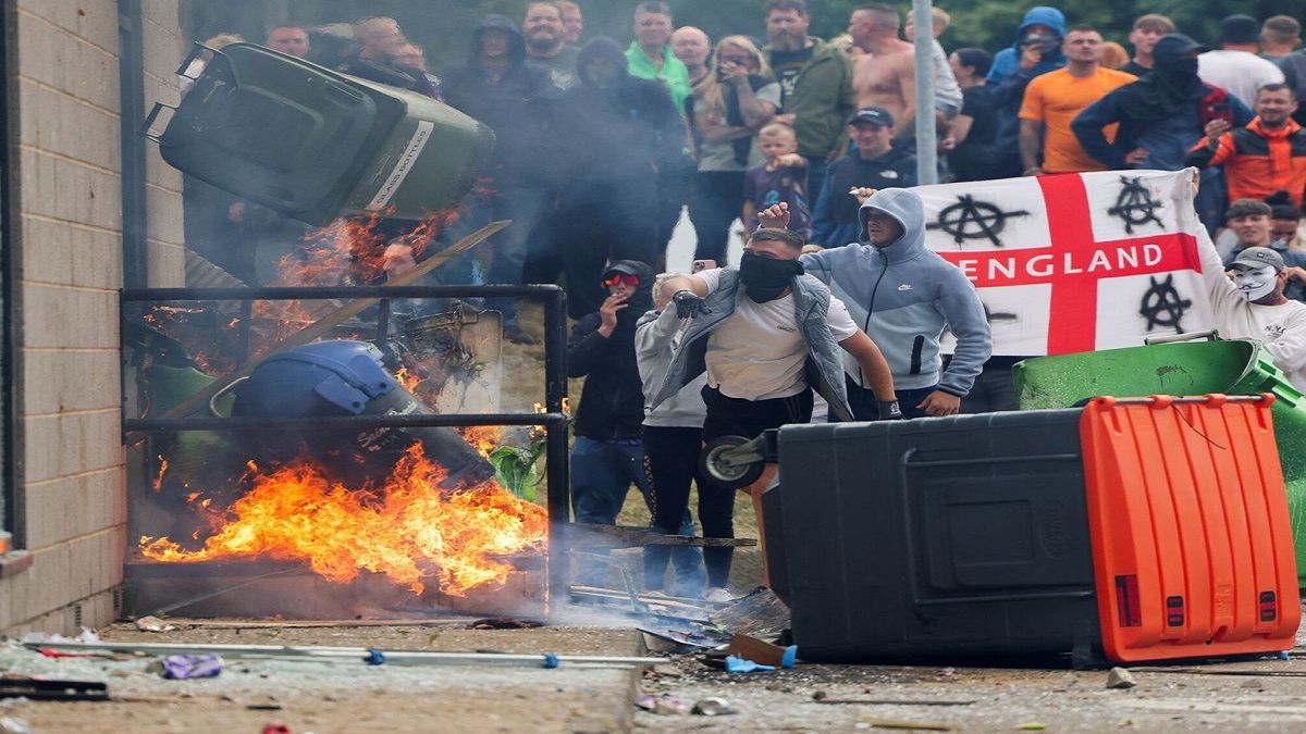 ANTE LA OLA DE DISTURBIOS: Gobierno inglés abre cupos en las cárceles y alista contingentes policiales