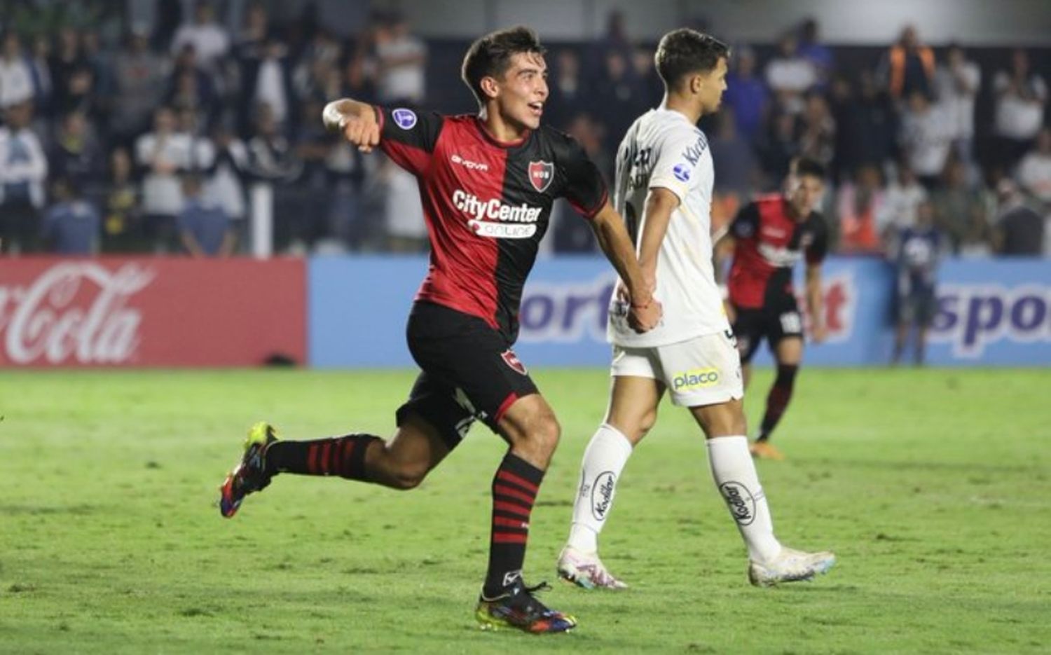 Noche histórica: Newell’s obtuvo su primera victoria en Brasil y se clasificó puntero