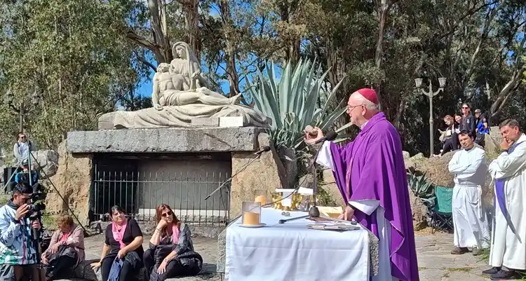 Monseñor Ernesto Giobando en el Calvario