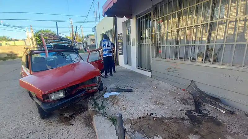 Se emborrachó en la tarde de este domingo y chocó contra una casa